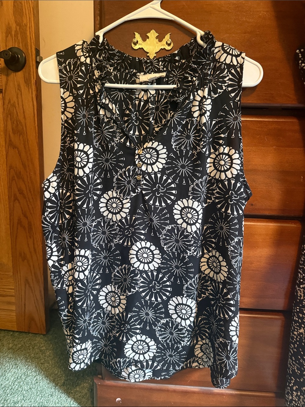 LOFT Black and White Floral Sleeveless Camisole Like New size Large
